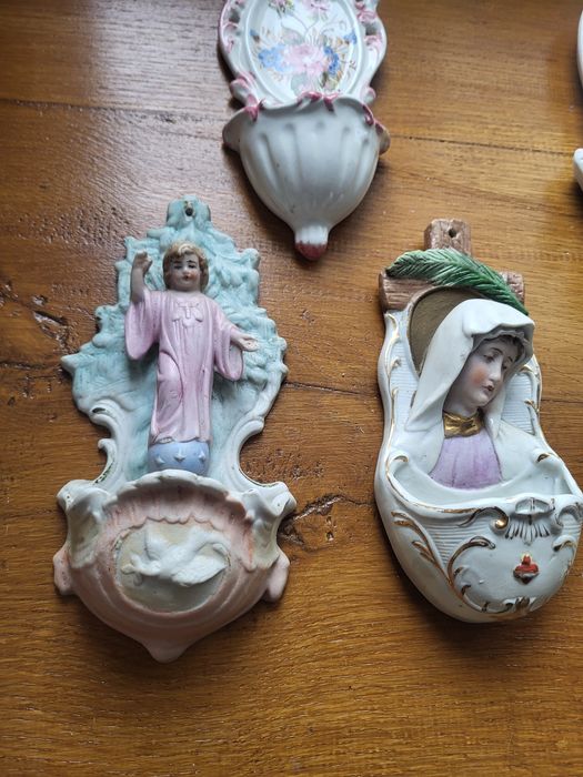 Stara biskwitowa kropielnica Dzieciątko Jezus