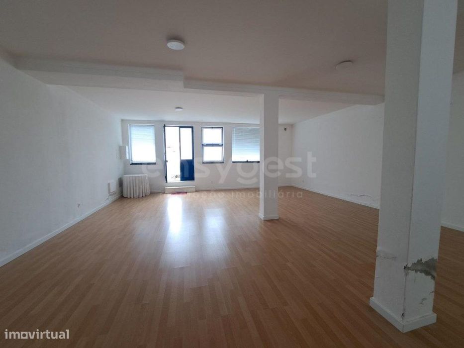 Loja ampla pronta a funcionar para várias atividades comerciais