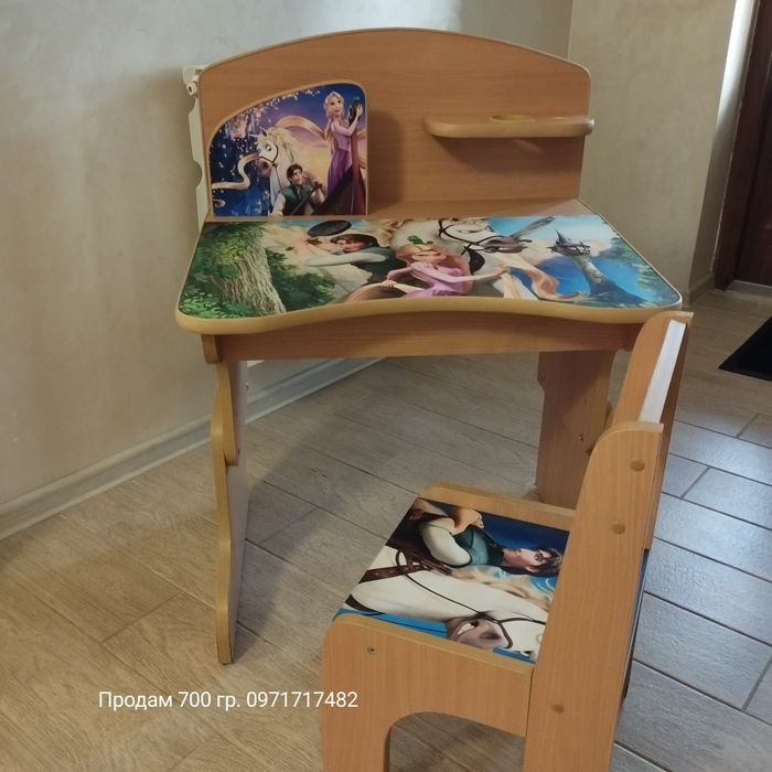 Продам столик і дитячі санки