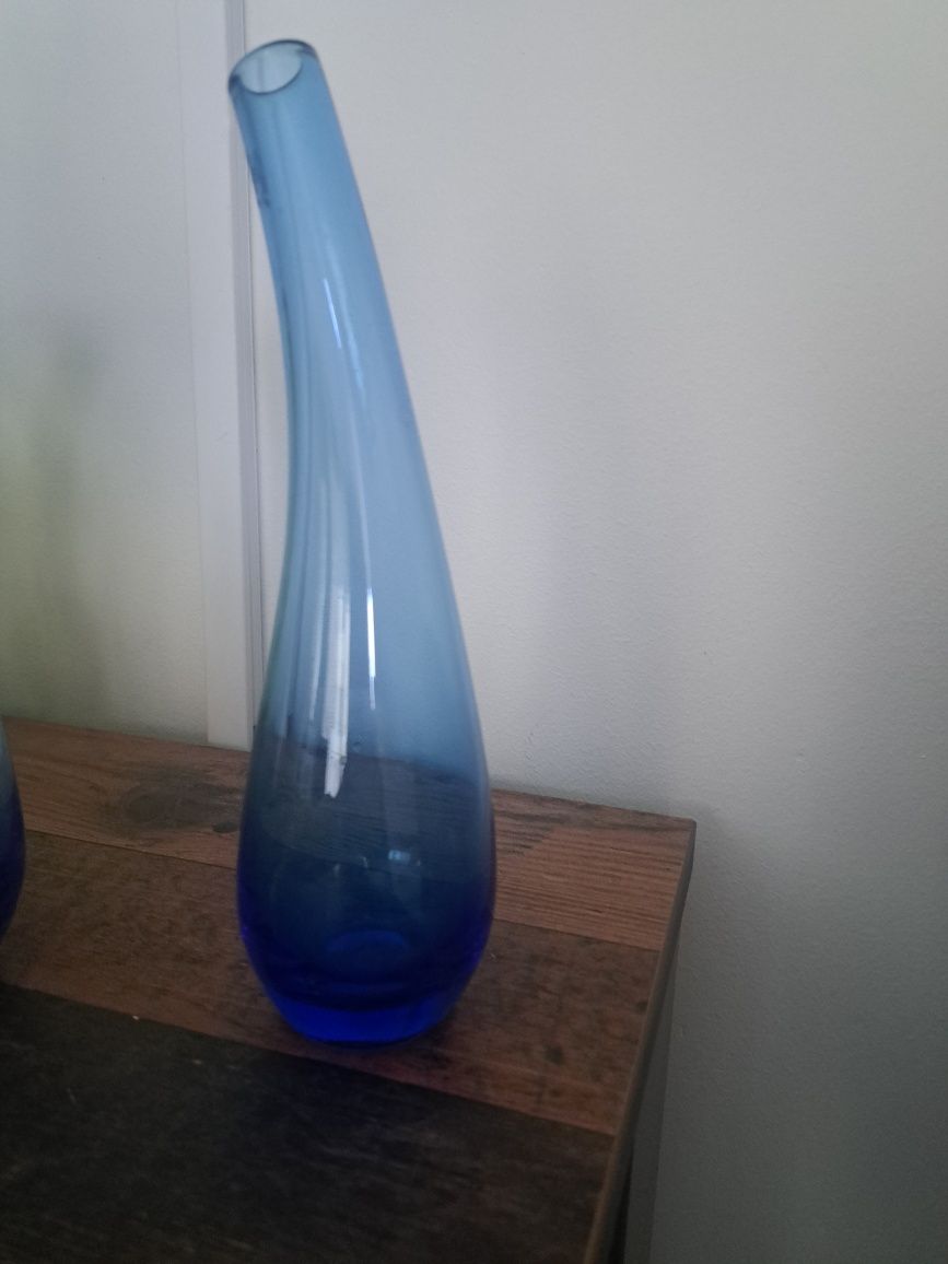 Szklany niebieski wazon prl