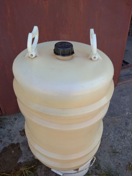 Продам бочку пластмасса 50 литров.