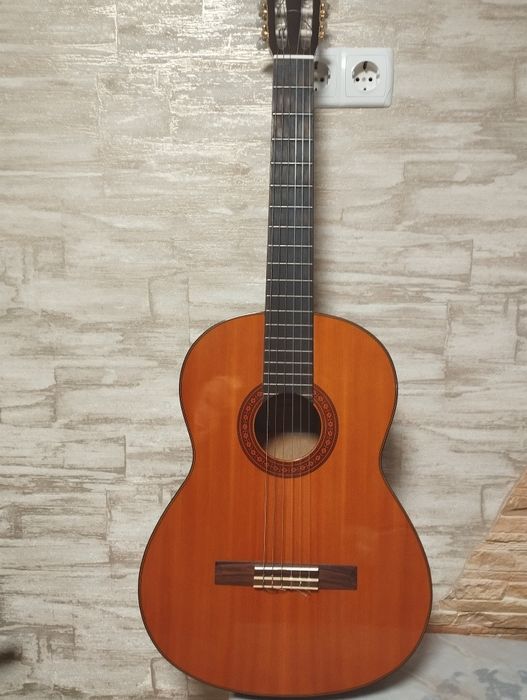 Продам акустическую гитару YAMAHA.