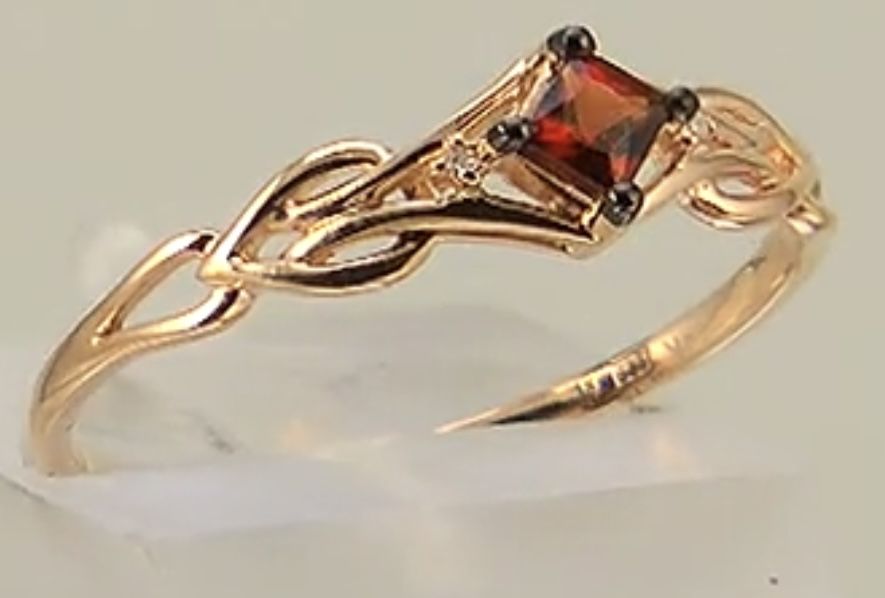 Золотое кольцо с брилиантом и гранатом  р 15; 16,5