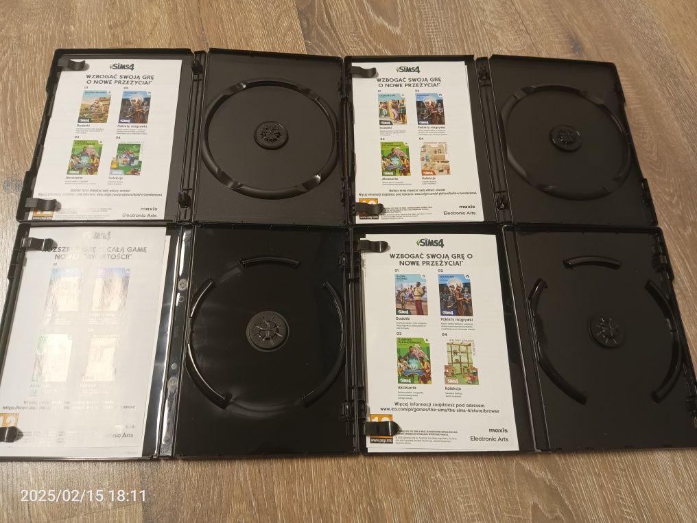 Pudełka po dodatkach z gry Sims 4