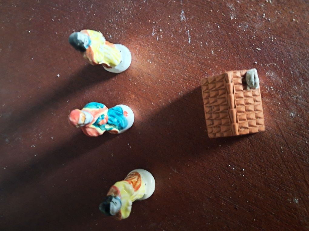 Miniaturas tres reis magos e casinha
