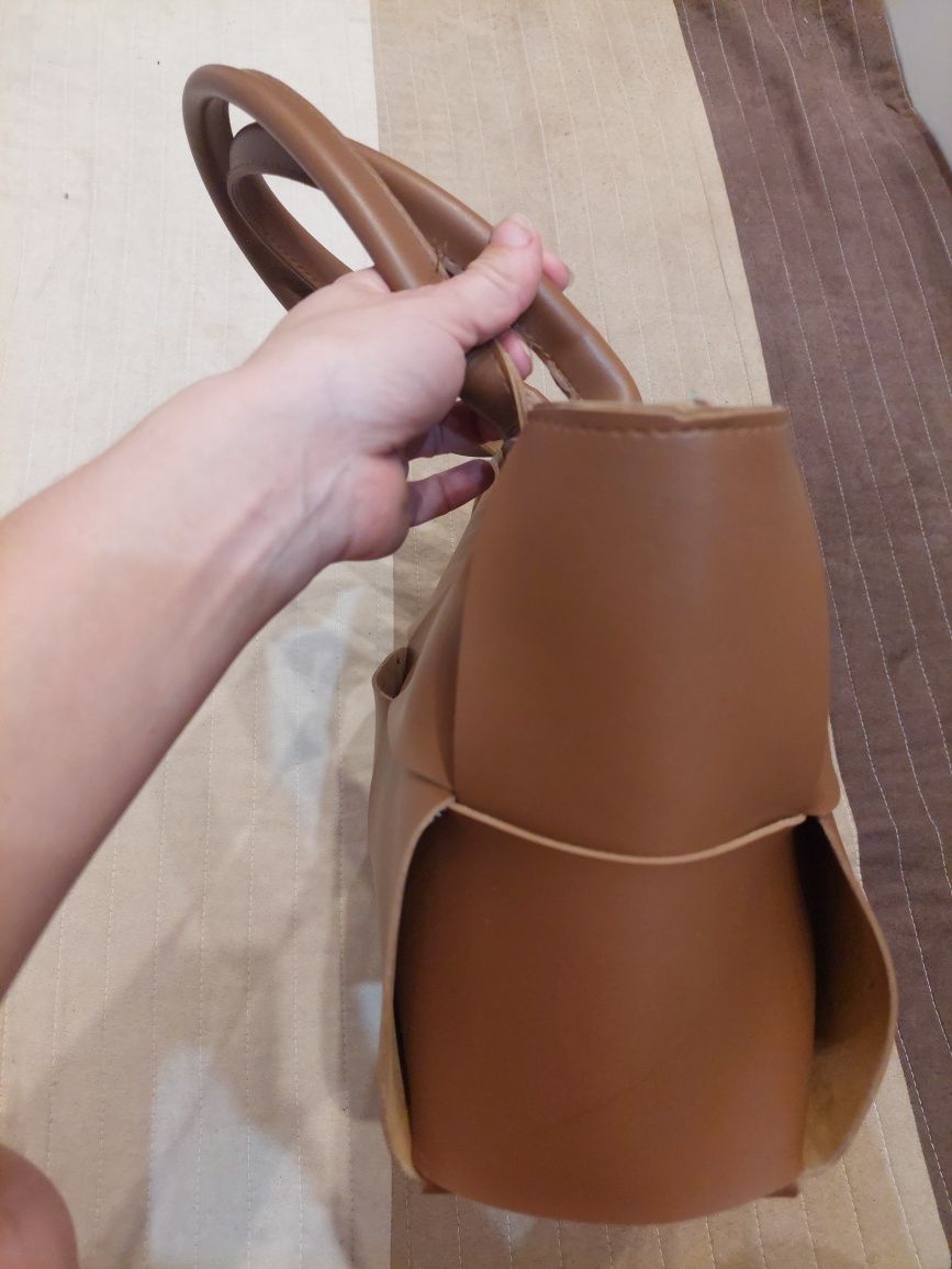 Torebka damska do ręki z plecionym wzorem w kolorze Camel Brąnz