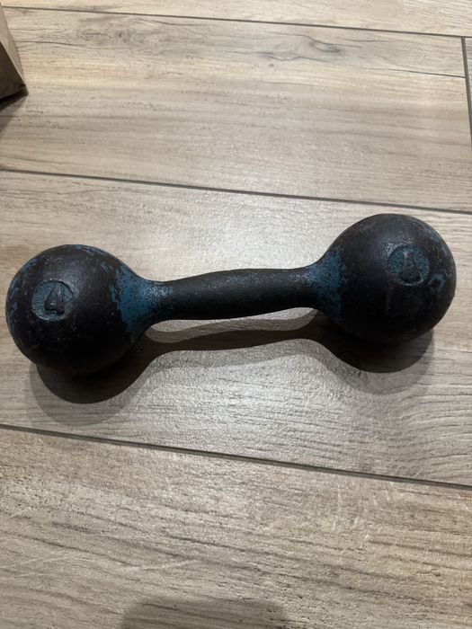 Одна б/в гантеля 4 кг в гарному стані