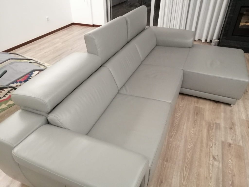 Sofá com chaise longue em pele