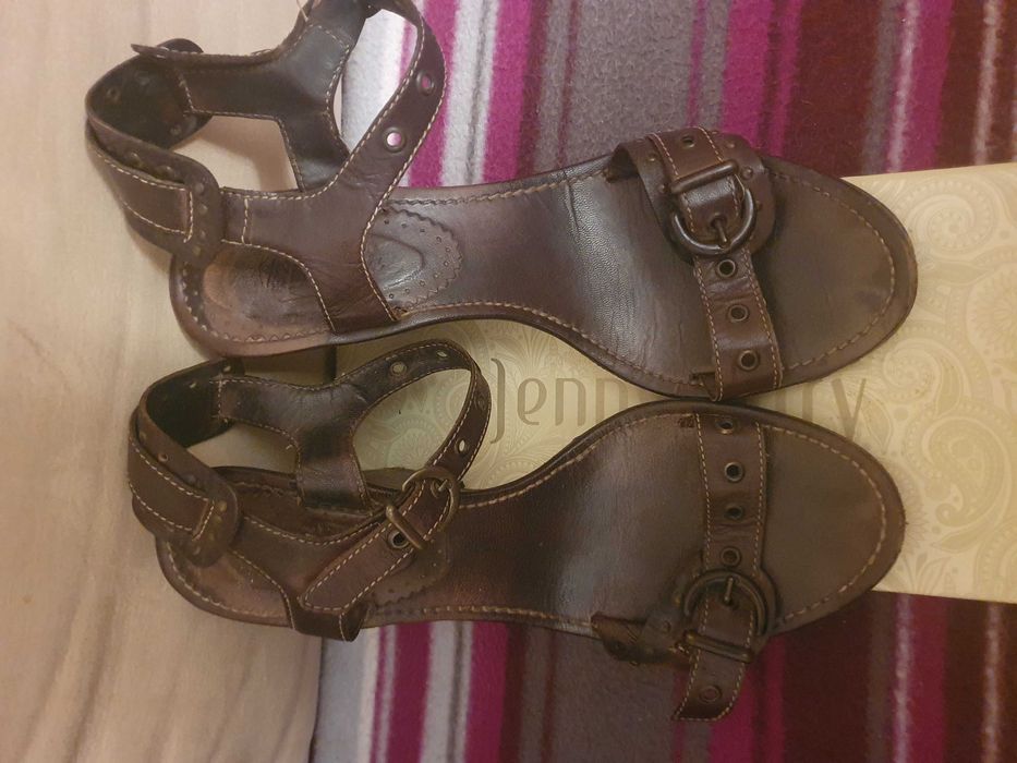 Brązowe buty skórzane sandałki na koturnie Bata 39