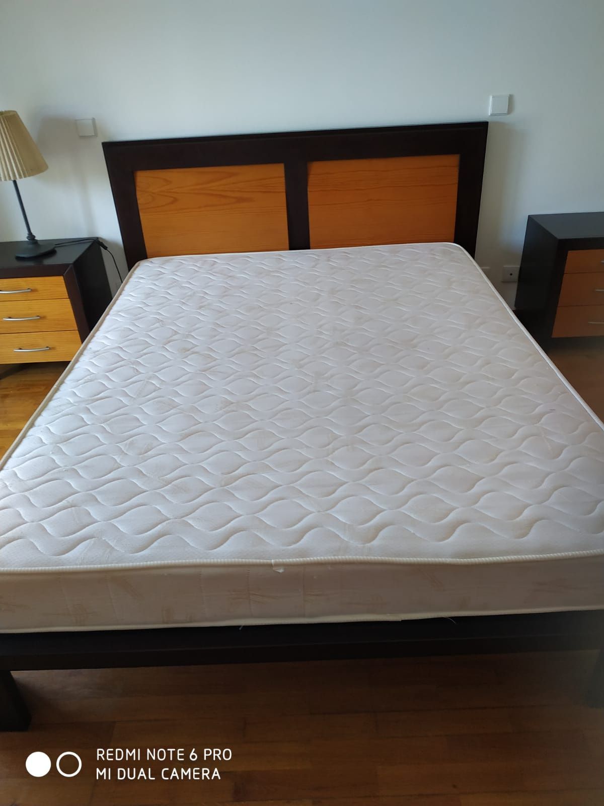 Cama com oferta colchão 190/160 + Cómoda + Mesas de cabeceira