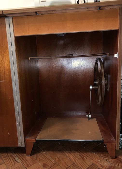 Máquina de costura, marca bernina 840, com motor e móvel