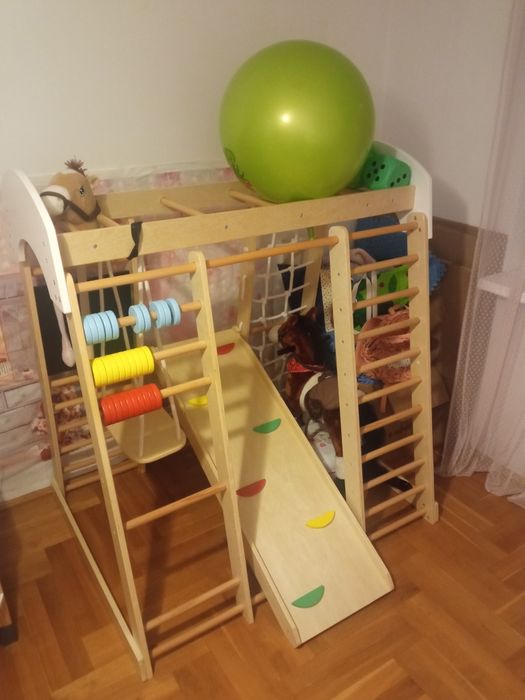 Drewniany plac zabaw do domu dla dzieci ze zjeżdżalnią