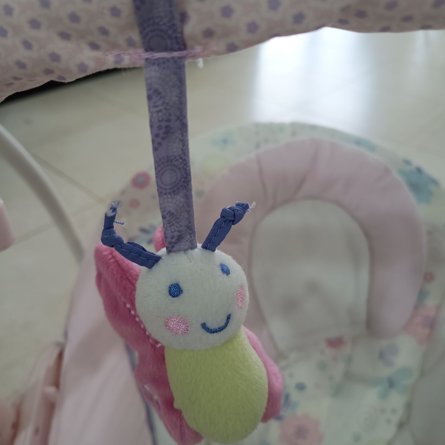 Cadeira de baloiço com música e movimento