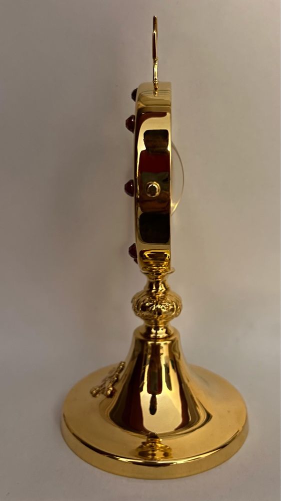 Relicário Banhado a Ouro com pedras vermelhas