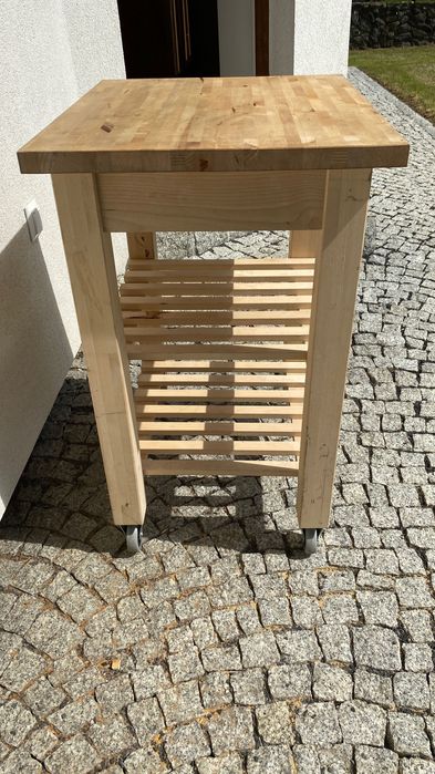 Jeżdżący mini barek-stolik idealny na taras lub do ogrodu