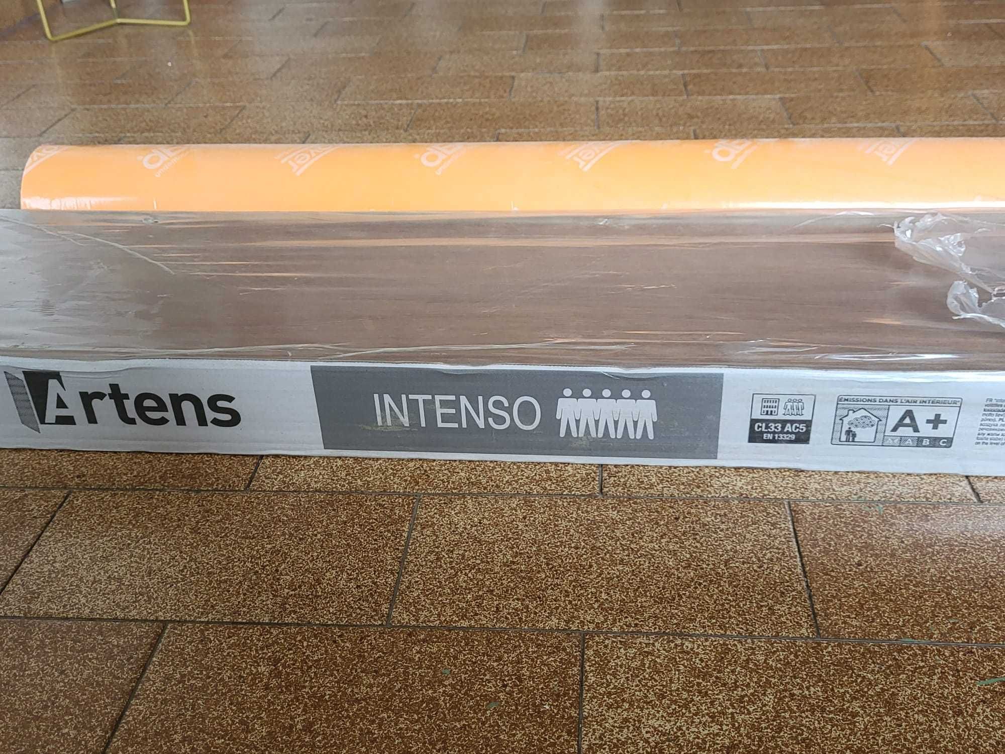 7 Placas de piso flutuante "Artens Intenso" CL33 AC5 + rolo de espuma