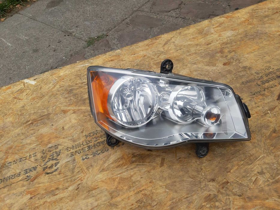 Lampa przednia Chrysler Voyager 11-18r prawa oryginał Dodge Caravan