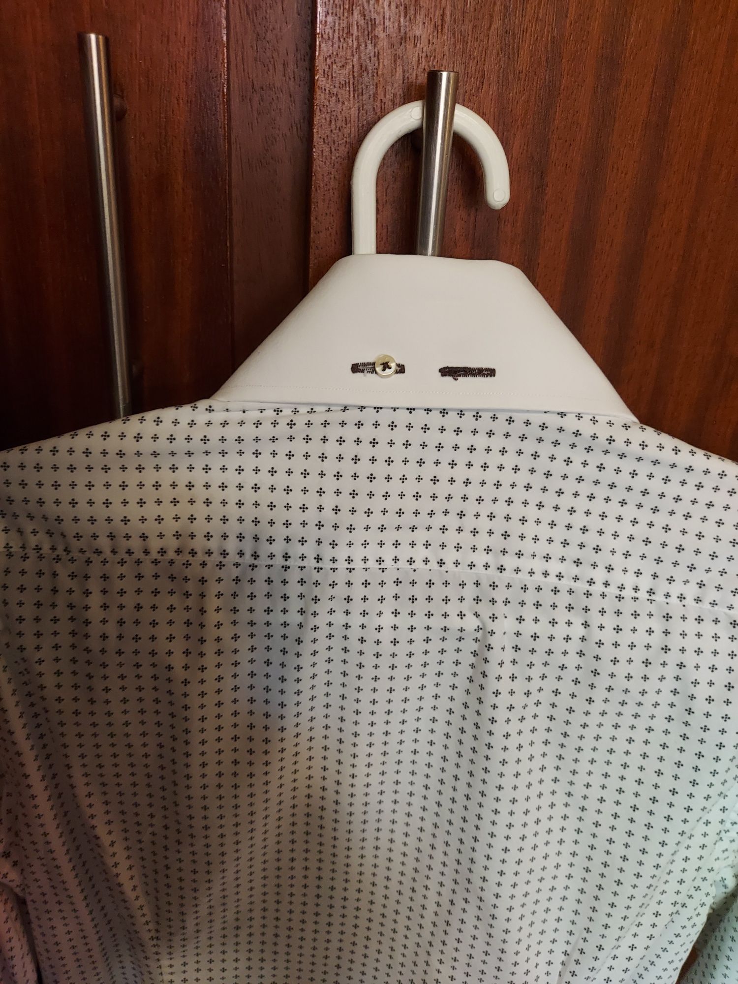 Camisa feminina da Sacoor azul e branca para botões de punho