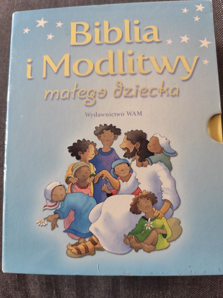 Biblia i modlitwy małego dziecka