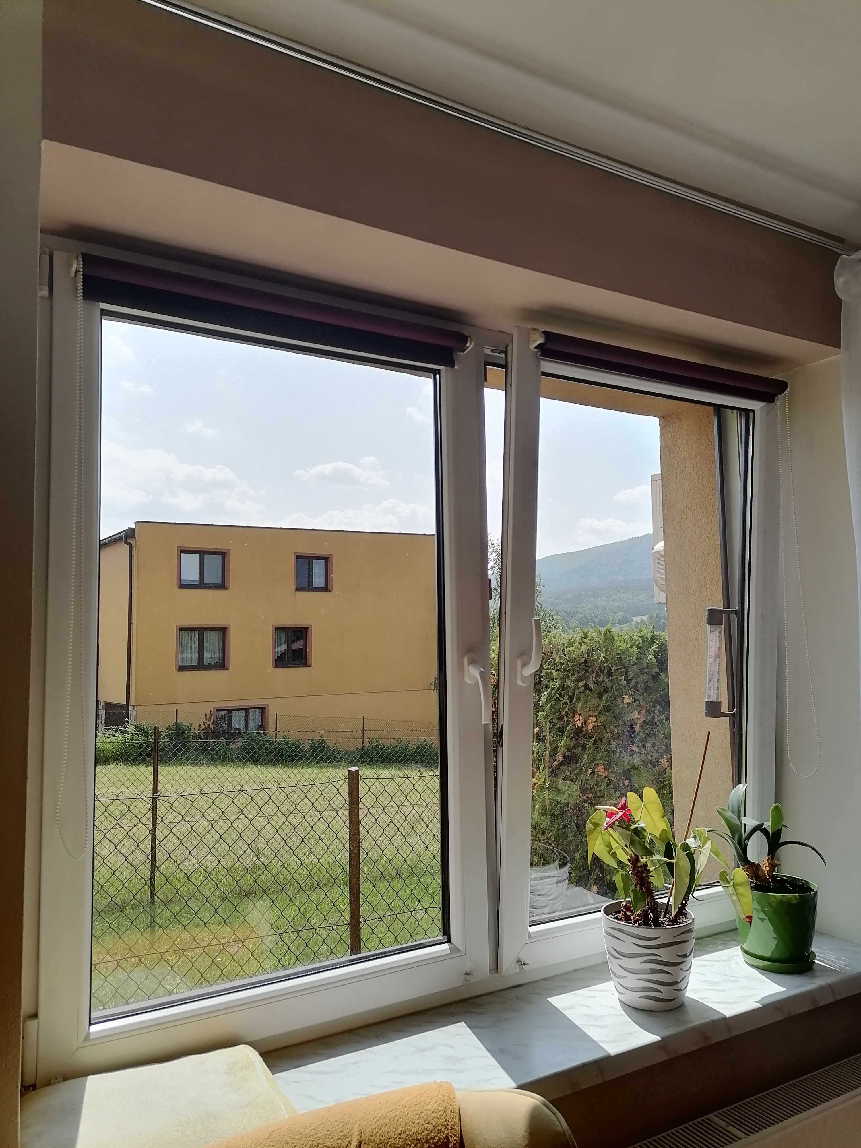 Okno dwuskrzydłowe z futryną i wewnętrznym parapetem