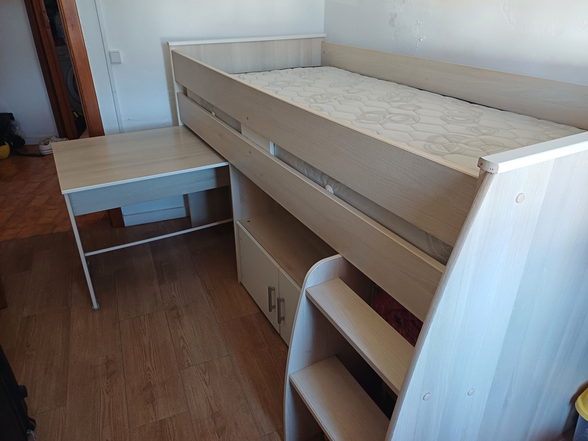 "NOVO PREÇO" Venda cama alta, com secretária e colchão