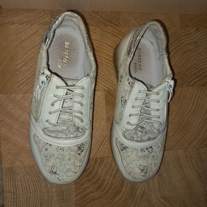 Шкіряні туфлі-кросівки для дівчинки в чудовому стані.Одягали 2 рази.