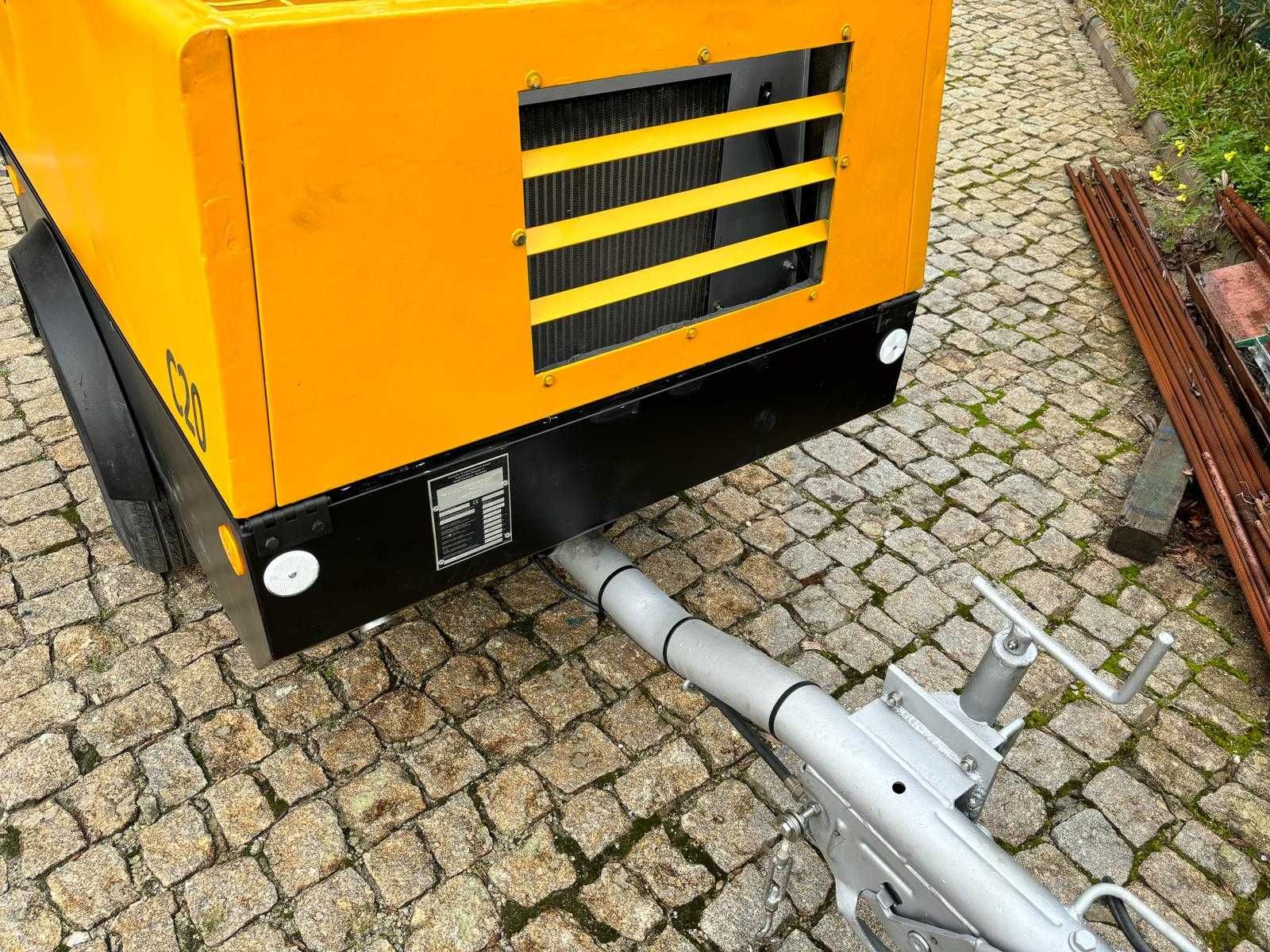 Compressor 2m3 Gasóleo - 7 Bar - COMPAIR C20 (Motor KUBOTA)
