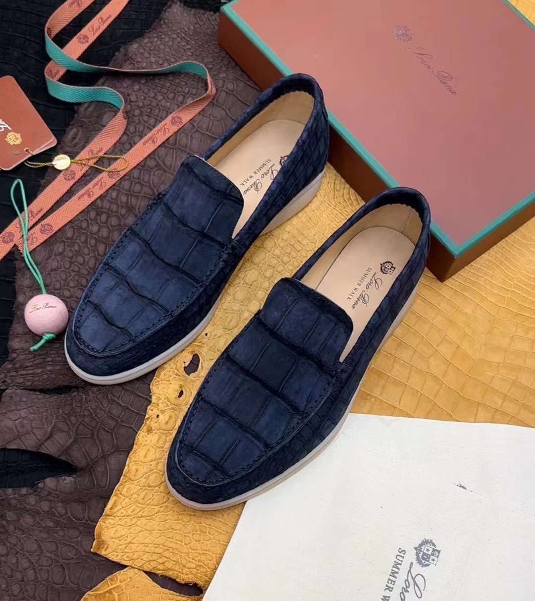 Лоферы Loro Piana из кожи крокодила мужские