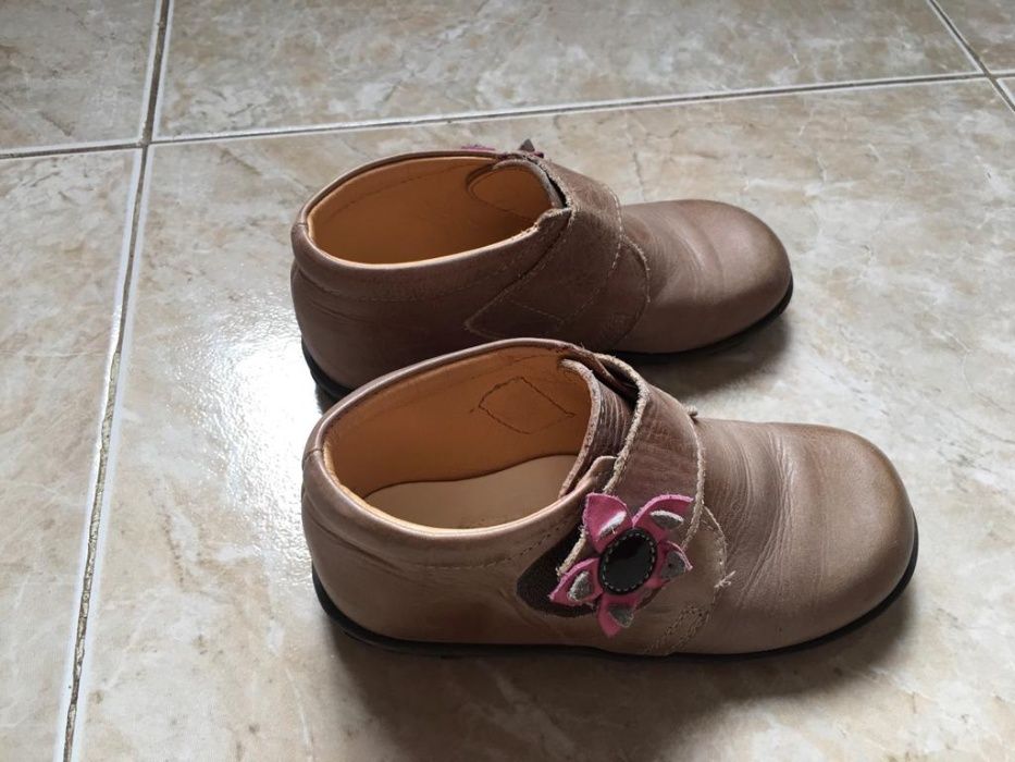 Sapato Menina nº 28 pele beje muito bonito