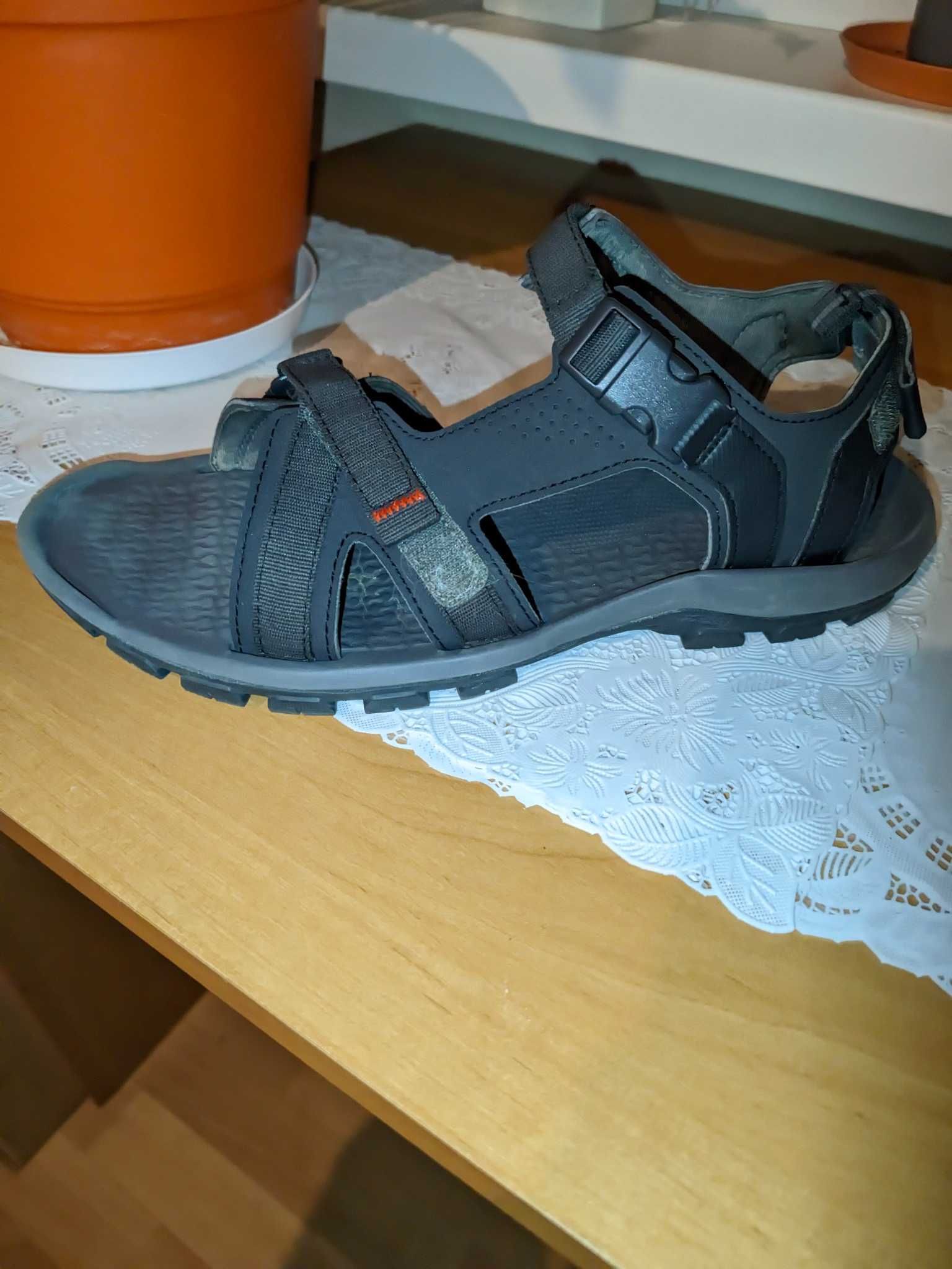 Sandały unisex Decathlon noszone chwilę