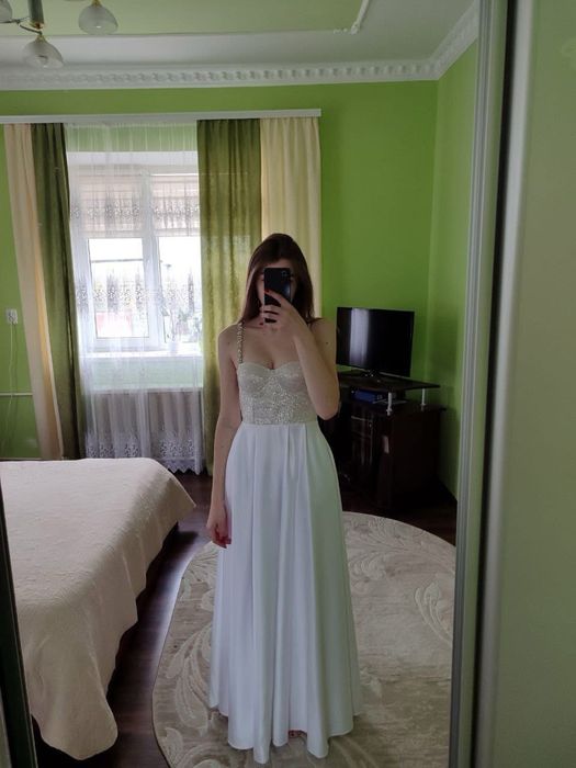 Біла випускна сукня