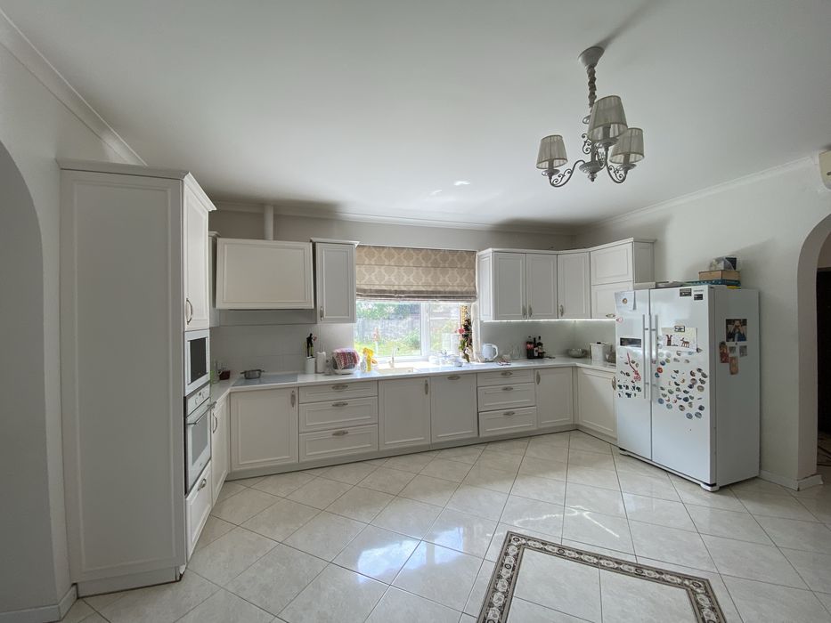 Продам будинок 450 м2. З бомбосховищем