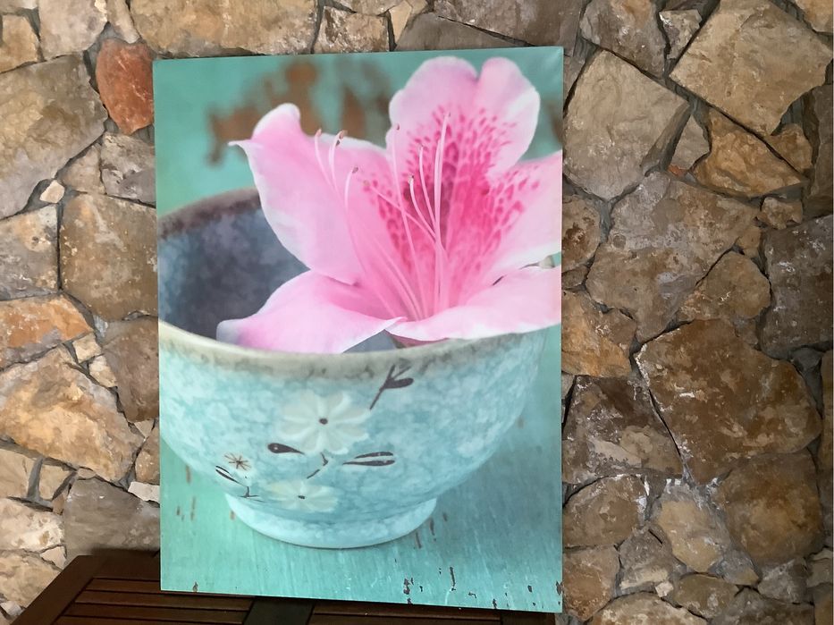 Tela com flor em rosa e verde água