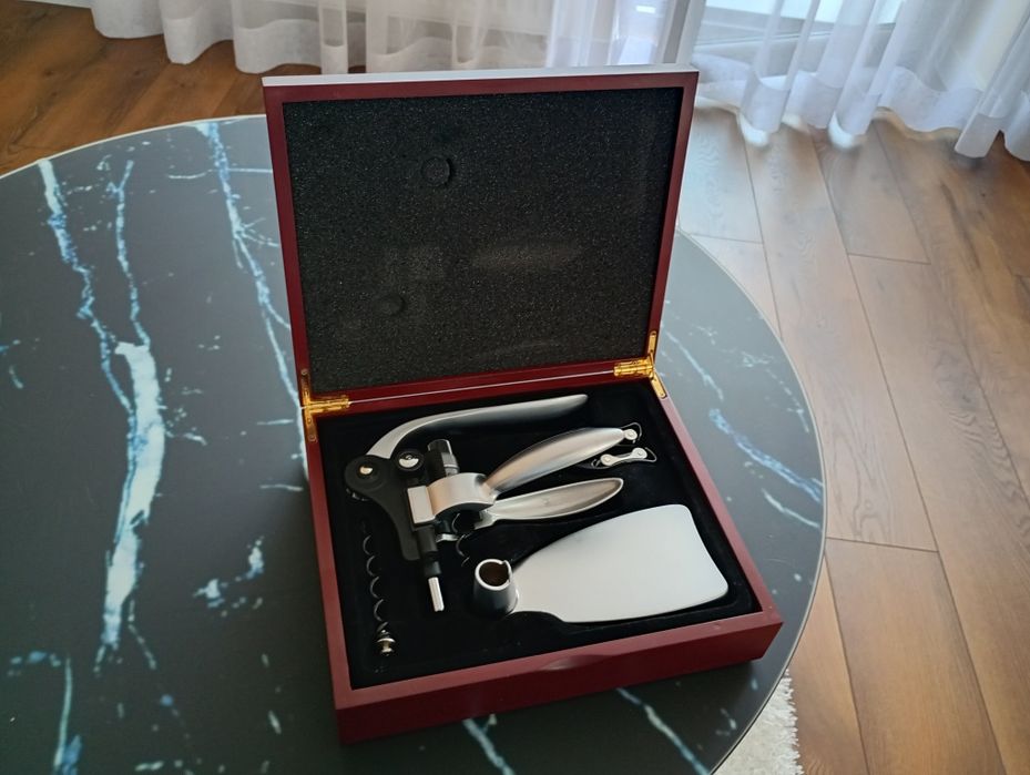 Elegancki korkociąg w szkatule