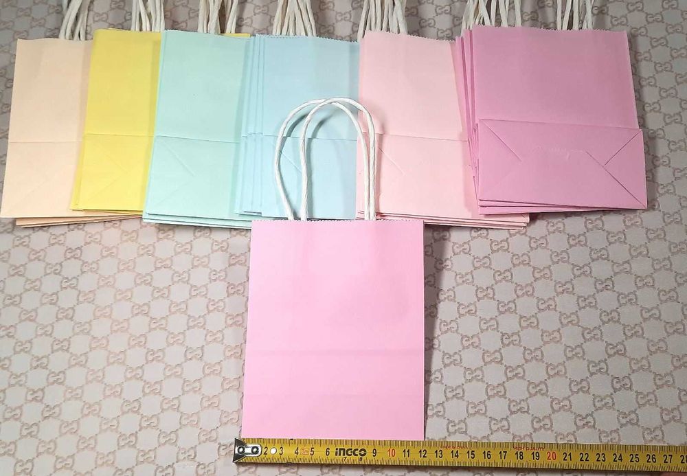 Пакети подарункові паперові кольорові з ручками