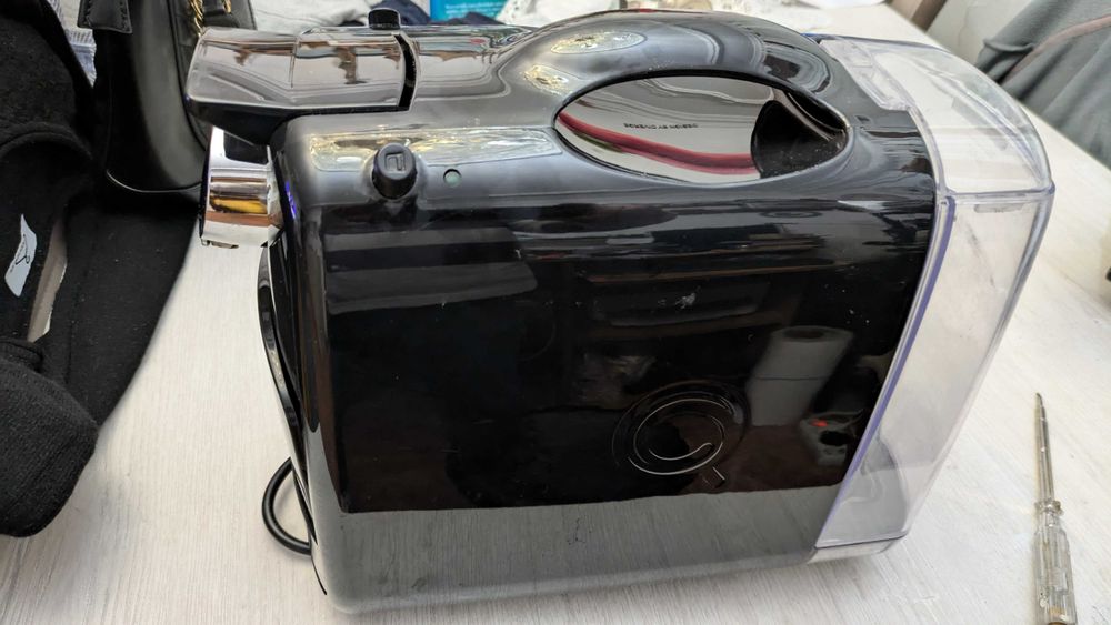 2 maquinas café 1 d pastilha e 1 d saco de caneca+ 3 cestos plástico