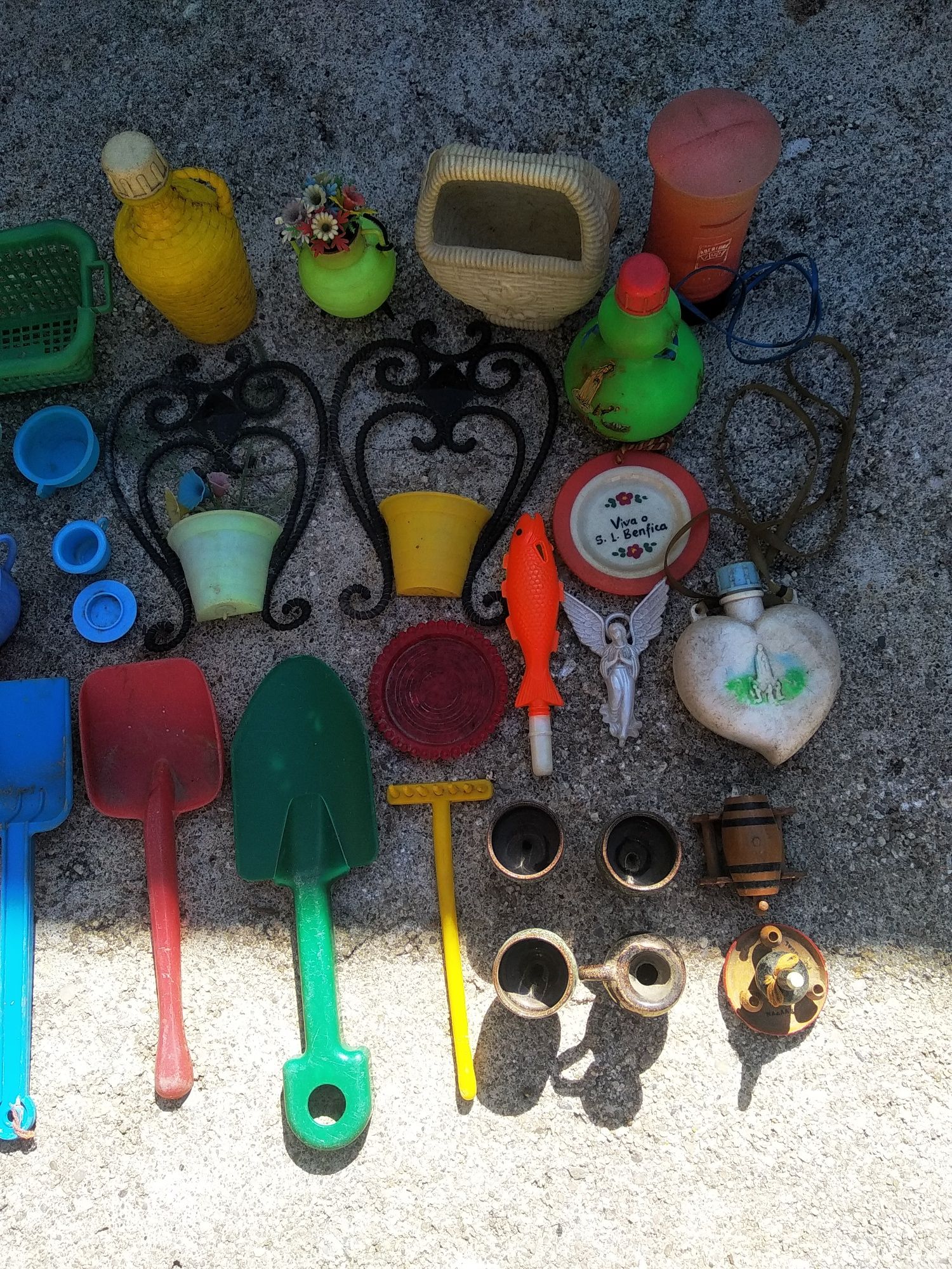 Brinquedos em plástico antigos e alguns em cerâmica e madeira