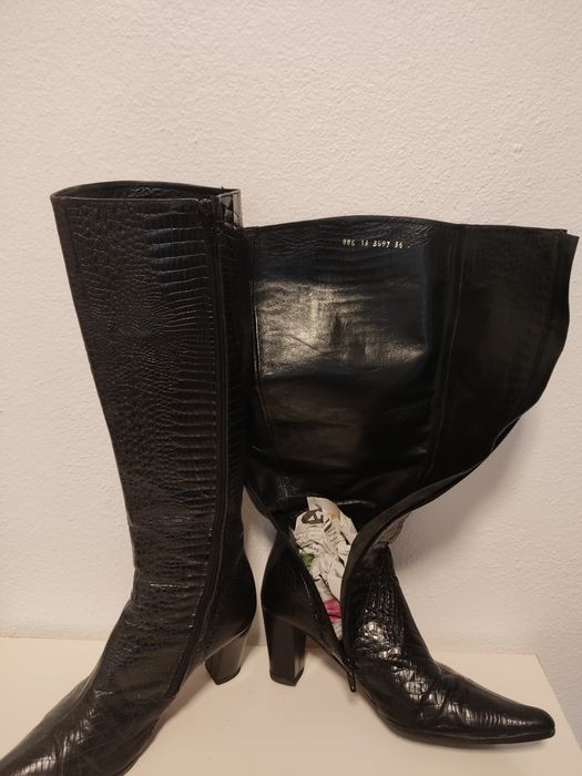 Botas femininas em pele, de cor preta