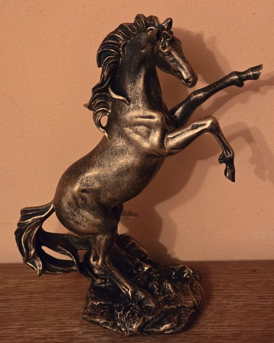 Piękna figurka konia. Koń Arabski. Mustang. Koń ułański. Deresz.