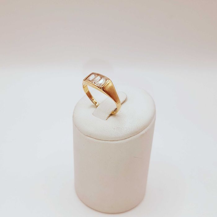 Złoty pierścionek - z prostokątnymi oczkami pr. 585, 3,11g. roz. 17