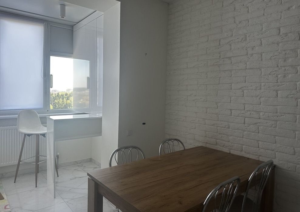 Світла 1к з виглядом на озеро! Мінімальне переоформлення 40369