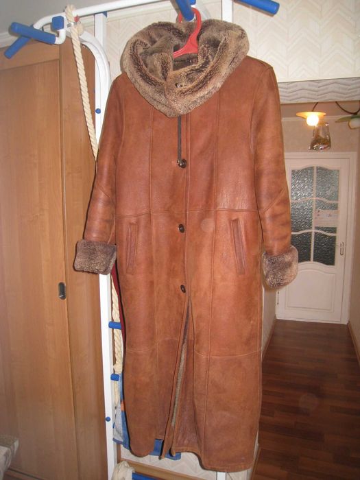 Дублёнка натуральная женск. ,очень тёплая c капюшоном в отл. состоянии