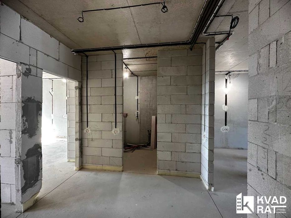 Здана двокімнатна квартира з чорновим ремонтом.