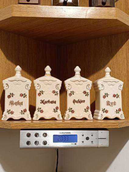 Stare pojemniki na produkty sypkie