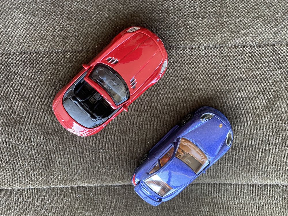 Conjunto 2 Burago 1:43 Porsche 911 Carrera  e Mercedes Benz SLS  Novo