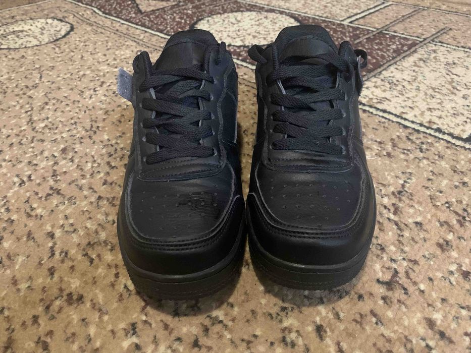 Кросівки в ідеальному стані