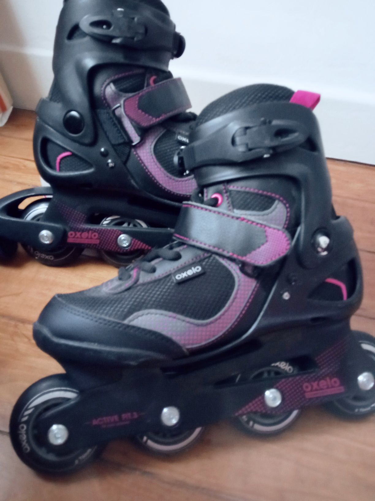 Patins em linha (pretos e cor-de-rosa)