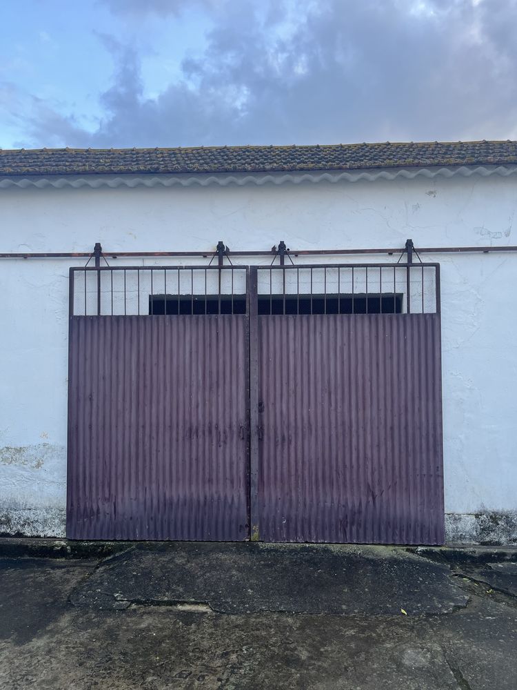Portão grande de ferro