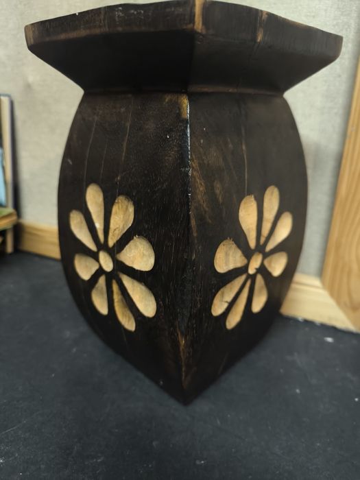 Vaso Rústica em Madeira Esculpida com Entalhes Flo. 
venda esta peça d