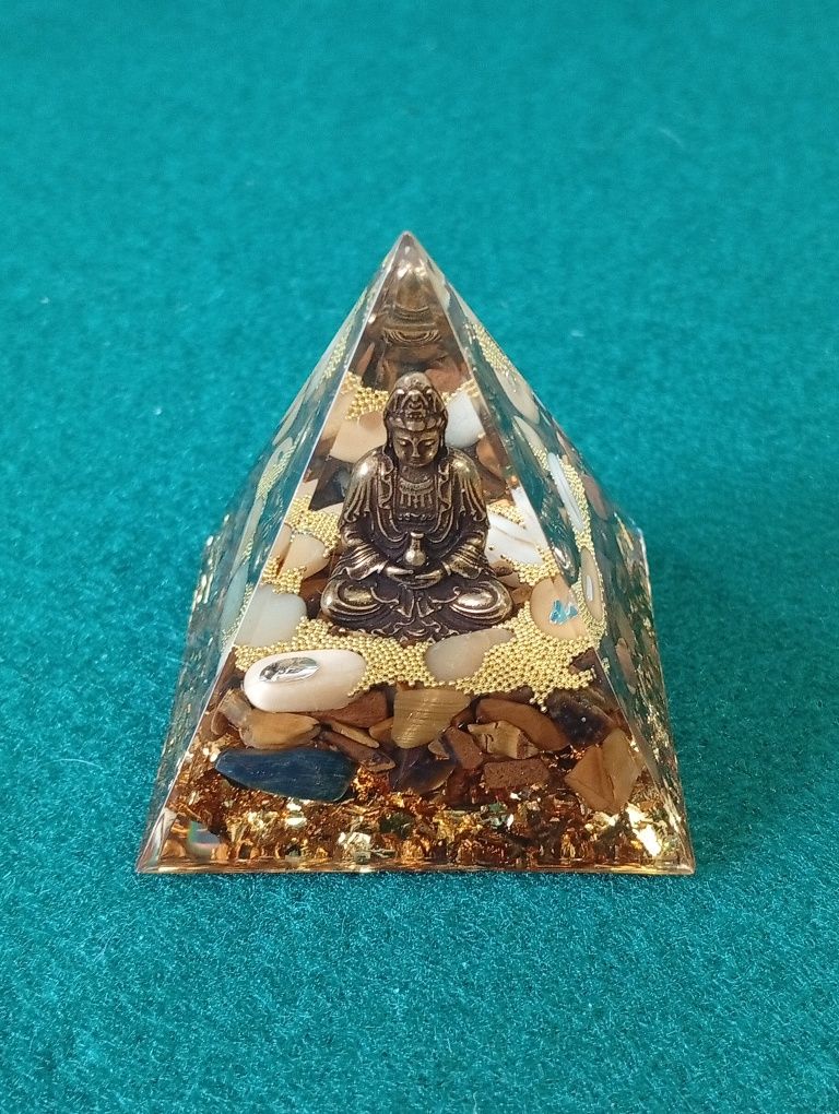 Pirâmide Regeneradora de Transformação em Orgonite